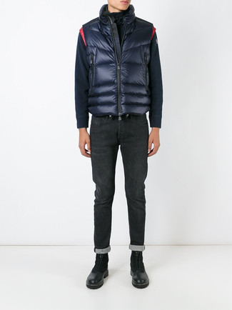 Как носить темно-синий свитер с круглым вырезом с черными джинсами мужчине