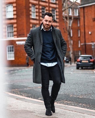 Как носить темно-синий свитер с круглым вырезом с черными джинсами мужчине