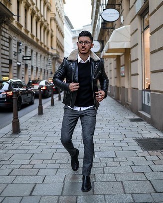 Как носить темно-синий свитер с круглым вырезом с черной кожаной косухой мужчине