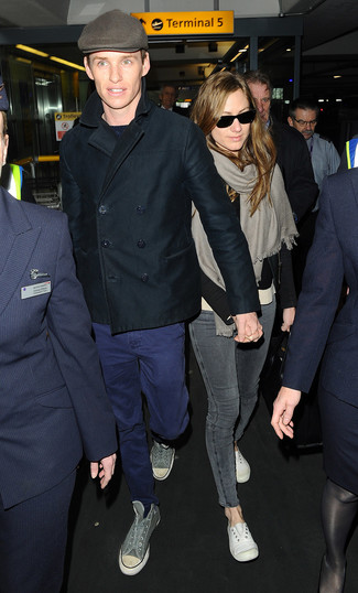 Как носить темно-синий свитер с круглым вырезом с черным полупальто