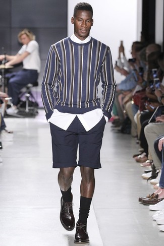 Как носить темно-синий свитер с круглым вырезом с черными шортами мужчине