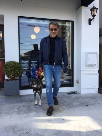 Какие бомберы носить с темно-синим свитером с круглым вырезом мужчине