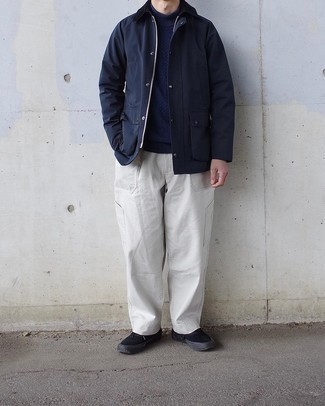 Какие брюки карго носить с темно-синим свитером с круглым вырезом