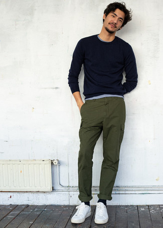 Какие брюки карго носить с темно-синим свитером с круглым вырезом