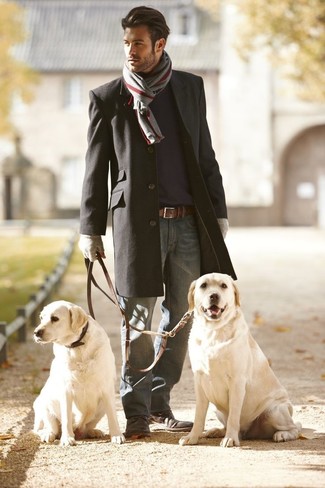 Как носить темно-синий свитер с круглым вырезом с темно-серыми джинсами мужчине