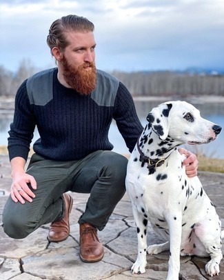 Какие ботинки дезерты носить с темно-синим свитером с круглым вырезом