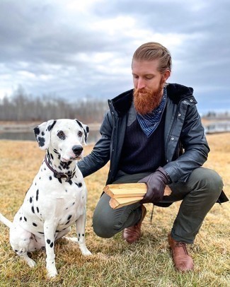 Какие ботинки дезерты носить с темно-синим свитером с круглым вырезом