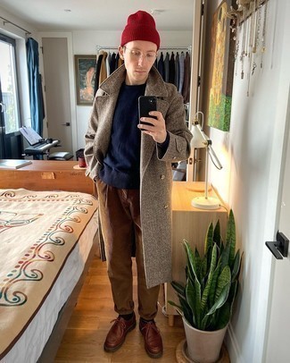 Какие ботинки дезерты носить с темно-синим свитером с круглым вырезом