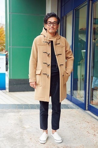 Какие дафлкоты носить с темно-синим свитером с круглым вырезом мужчине