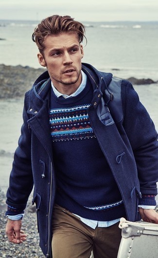 Какие дафлкоты носить с темно-синим свитером с круглым вырезом мужчине
