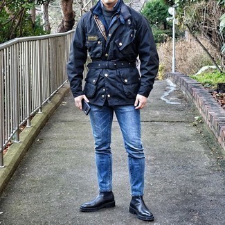 Какие полевые куртки носить с темно-синим свитером с круглым вырезом