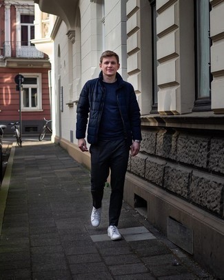 Как носить темно-синий свитер с круглым вырезом с серыми брюками чинос в клетку