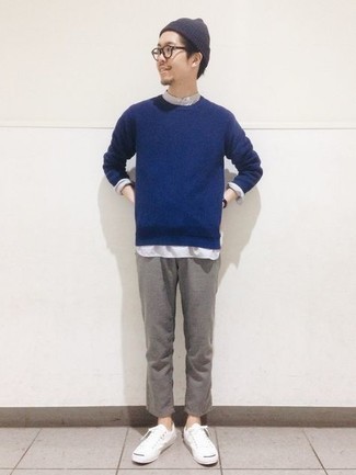 Как носить темно-синий свитер с круглым вырезом с серыми брюками чинос