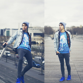 Как носить темно-синий свитер с круглым вырезом с серыми джинсами мужчине