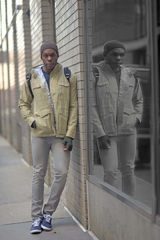 Как носить темно-синий свитер с круглым вырезом с серыми джинсами мужчине