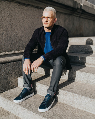 Как носить темно-синий свитер с круглым вырезом с серыми джинсами мужчине