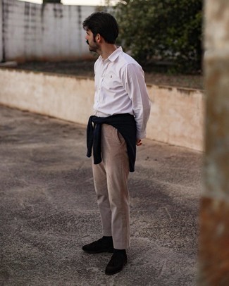 С чем носить темно-синий свитер с круглым вырезом мужчине