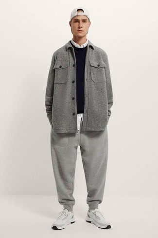 С чем носить темно-синий свитер с круглым вырезом мужчине