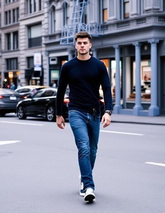 С чем носить темно-синий свитер с круглым вырезом мужчине