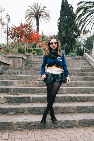 С чем носить темно-синий свитер с круглым вырезом женщине