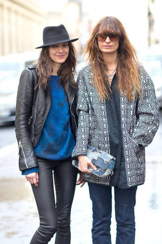 С чем носить темно-синий свитер с круглым вырезом женщине