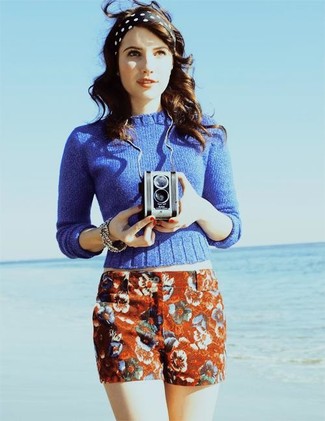 С чем носить темно-синий свитер с круглым вырезом женщине