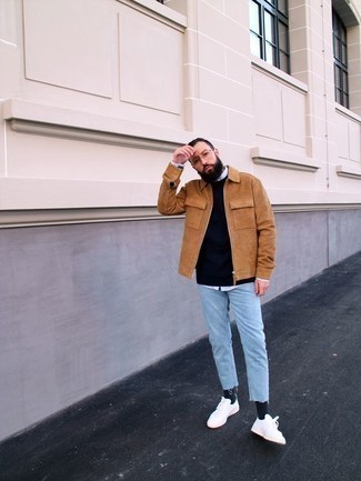 Как носить темно-синий свитер с круглым вырезом с голубыми джинсами мужчине