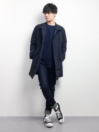 Как носить темно-синий свитер с круглым вырезом с темно-синим дождевиком мужчине