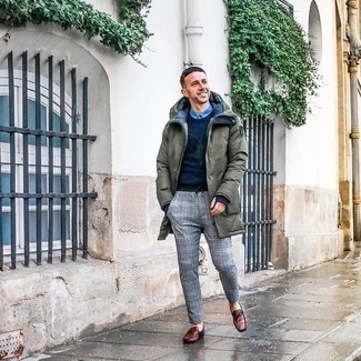 Какие парки носить с темно-синим свитером с круглым вырезом мужчине