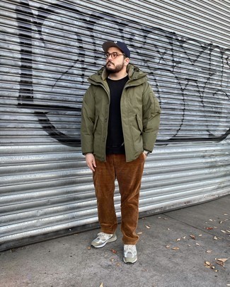 Какие куртки-пуховики носить с темно-синим свитером с круглым вырезом мужчине