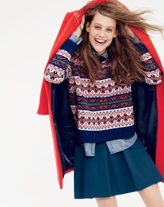 Как носить темно-синий свитер с круглым вырезом с красным пальто женщине