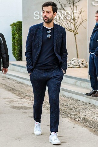 Какие костюмы носить с темно-синим свитером с круглым вырезом