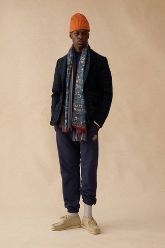 Как носить темно-синий свитер с круглым вырезом с фиолетовыми спортивными штанами мужчине