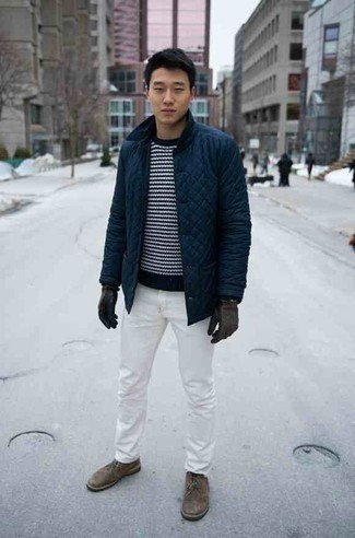 Как носить темно-синий свитер с круглым вырезом с белыми джинсами мужчине