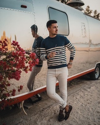 Как носить темно-синий свитер с круглым вырезом с белыми джинсами мужчине