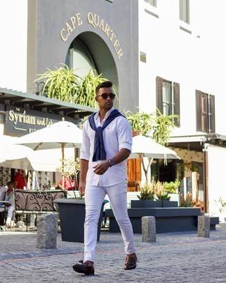 Как носить темно-синий свитер с круглым вырезом с белыми джинсами мужчине