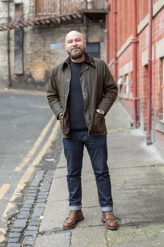 Какие рабочие ботинки носить с темно-синим свитером с круглым вырезом мужчине