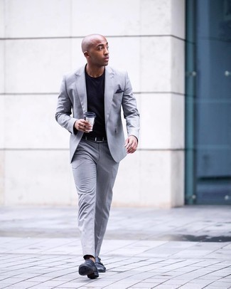 Какие монки носить с темно-синей футболкой с круглым вырезом