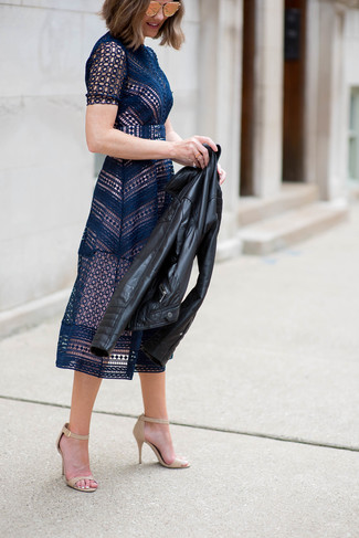 С чем носить темно-синее платье-миди крючком