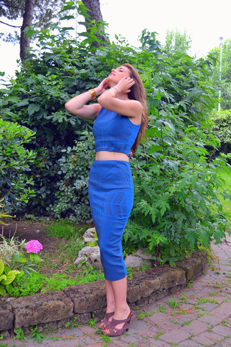 С чем носить темно-синий укороченный топ