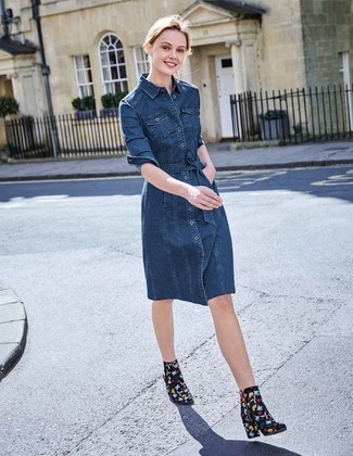 С чем носить темно-синее джинсовое платье
