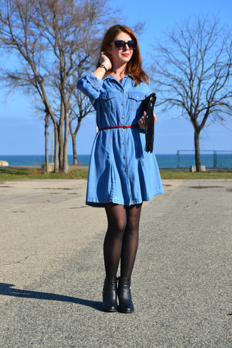 С чем носить темно-синее джинсовое платье