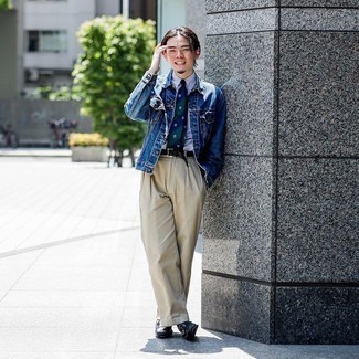 Как носить темно-синюю джинсовую куртку с бежевыми брюками чинос