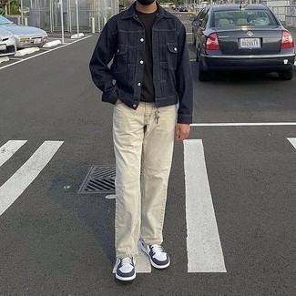 Как носить темно-синюю джинсовую куртку с бежевыми джинсами мужчине
