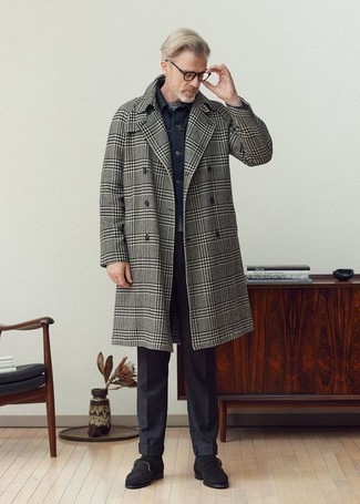 Как носить темно-синюю джинсовую куртку с черными брюками чинос