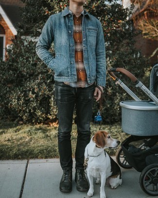 Как носить темно-синюю джинсовую куртку с черными рваными джинсами мужчине