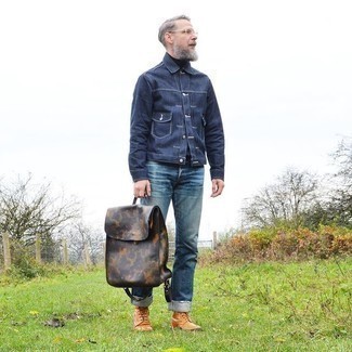 Как носить темно-синюю джинсовую куртку с синими джинсами мужчине