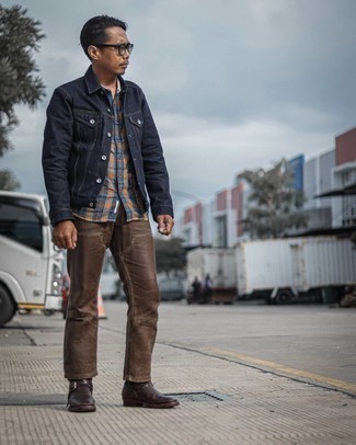 Как носить темно-синюю джинсовую куртку с коричневыми брюками чинос