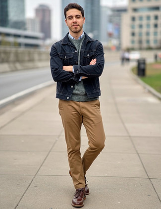 Какие брюки чинос носить с темно-синей джинсовой курткой