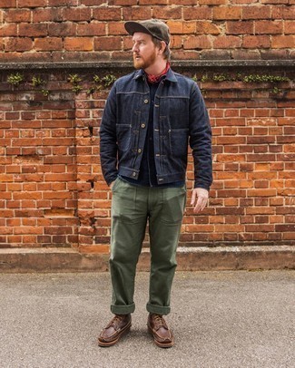 Какие джинсовые рубашки носить с темно-синей джинсовой курткой мужчине